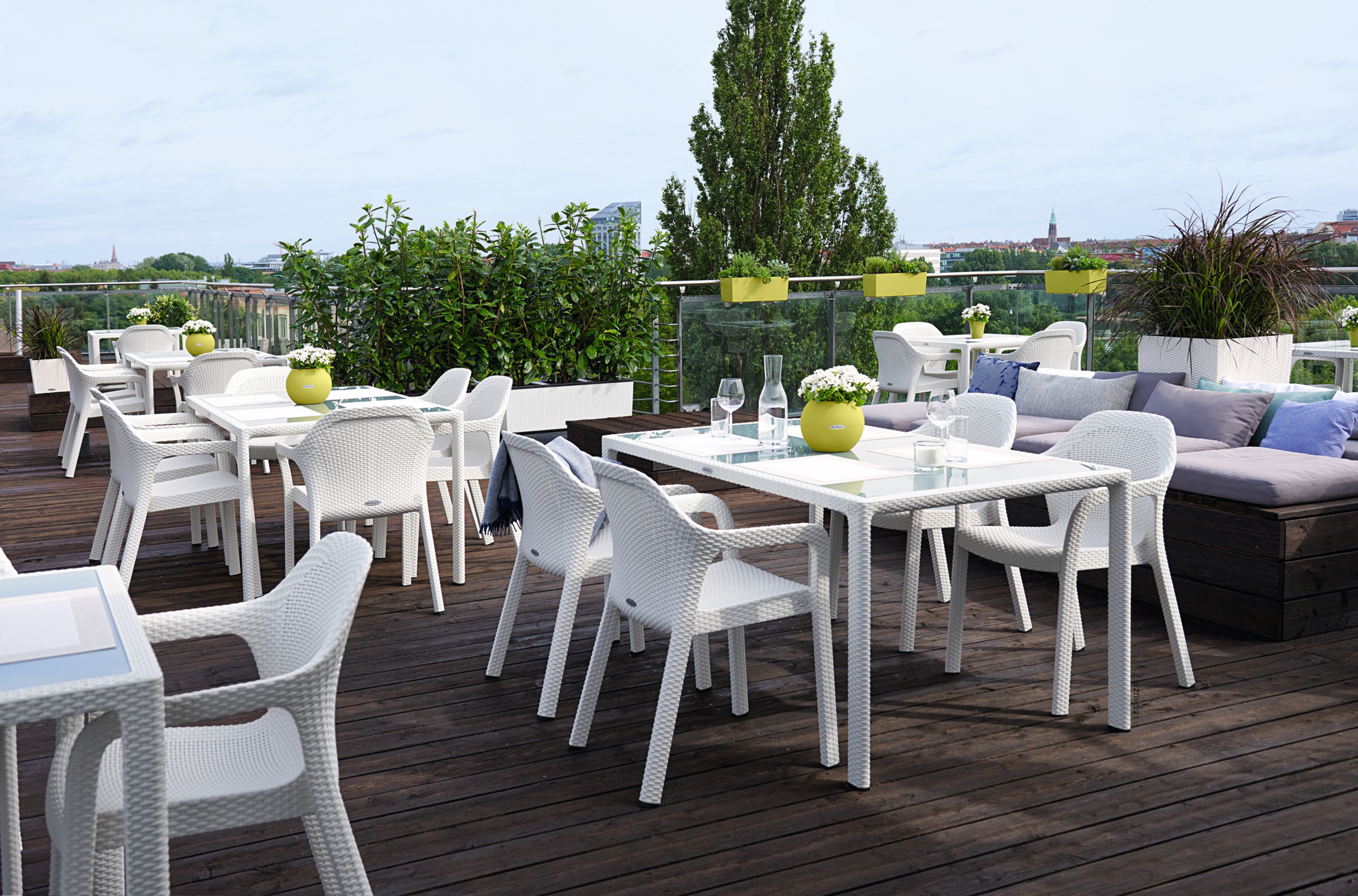 LECHUZA dining table